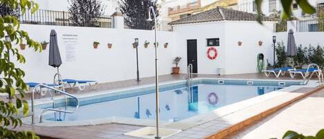 Una piscina al aire libre