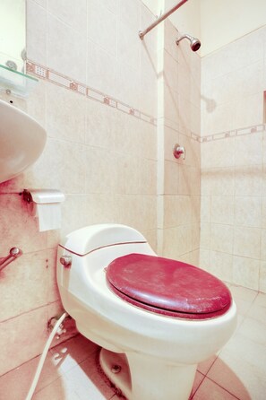 Standard Double Room | Bathroom | Shower, towels