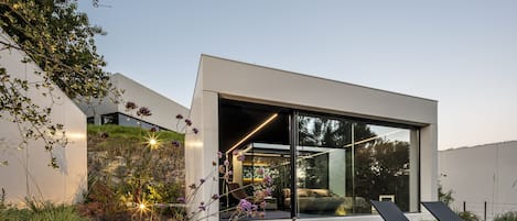 Deluxe Room with Terrace | Premium bedding, minibar, in-room safe, desk