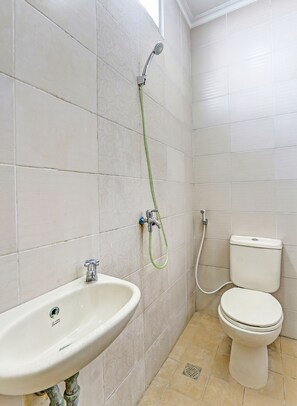 Habitación estándar con 2 camas individuales | Baño | Toallas y papel de baño 