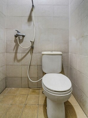 Deluxe Double Room | Bathroom | Towels, toilet paper - OYO 91036 Hotel Simpang Lima Gkpri (Semarang)
