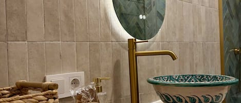 Ducha, secador de pelo, toallas