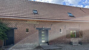 A brick building with a tiled roof, two doors, and small windows. - Gîte near Le Treport and Criel sur Mer (Saint-Martin-le-Gaillard)