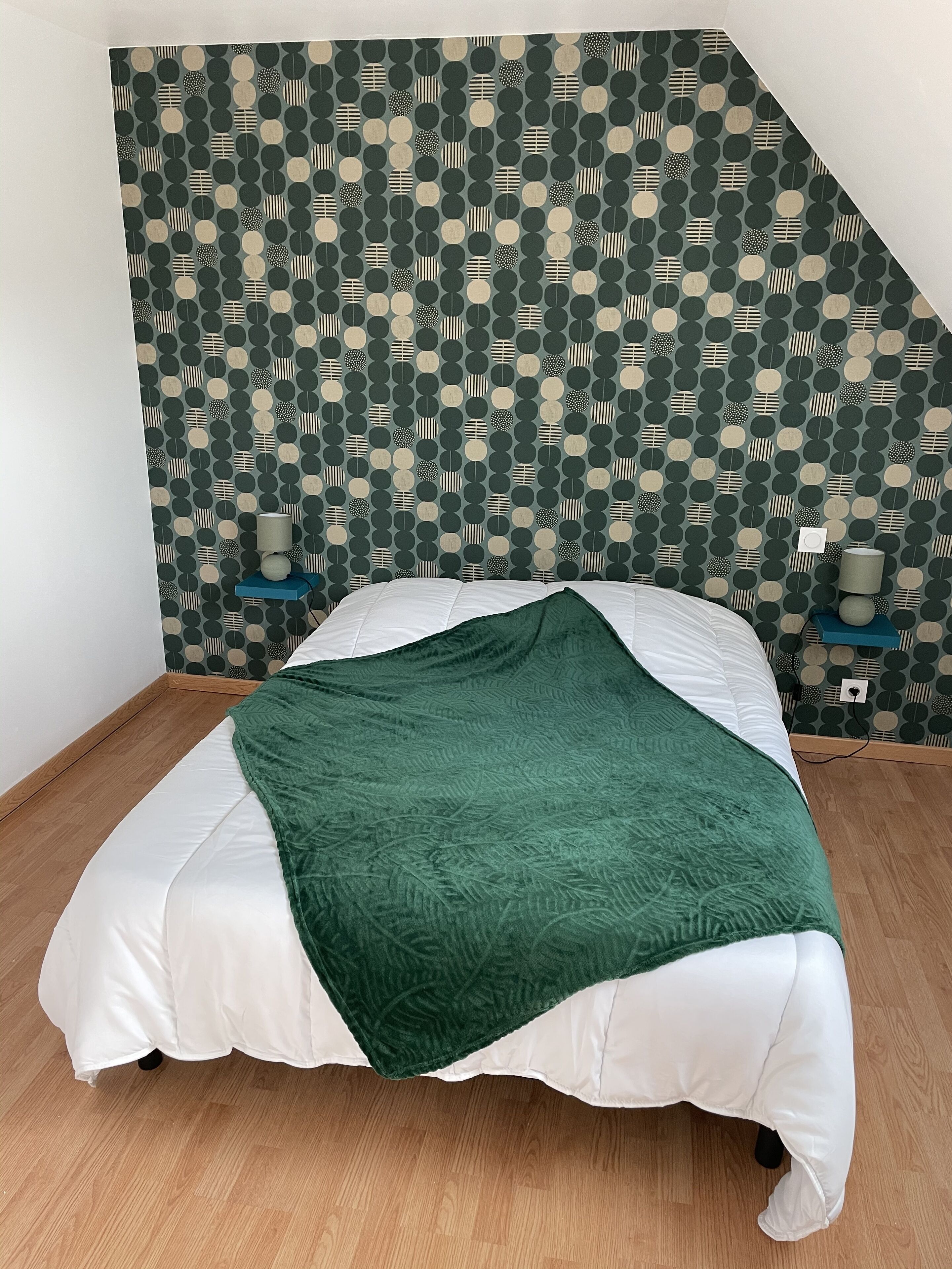 3 quartos, ferros/tábuas de passar roupa, berço de viagem