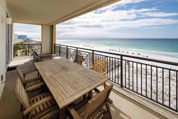 Outdoor dining - Bella Riva 301 Large Gulf Front condo (Fort Walton Beach)