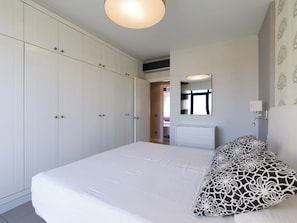 2 chambres, fer et planche à repasser, Wi-Fi gratuit, draps fournis