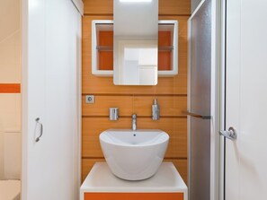 Douche, sèche-cheveux, serviettes fournies