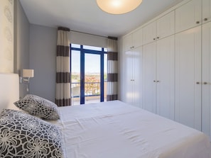 2 slaapkamers, een strijkplank/strijkijzer, gratis wifi, beddengoed