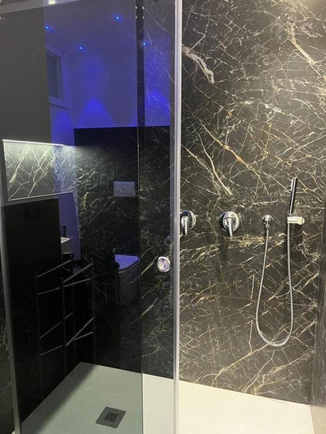 Dutxa, assecador de cabells, bidet i tovalloles 