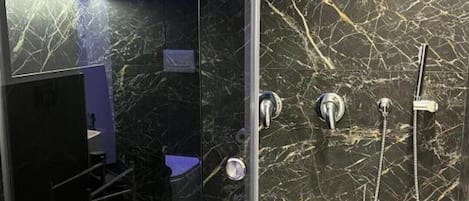 Dusche, Haartrockner, Bidet, Handtücher