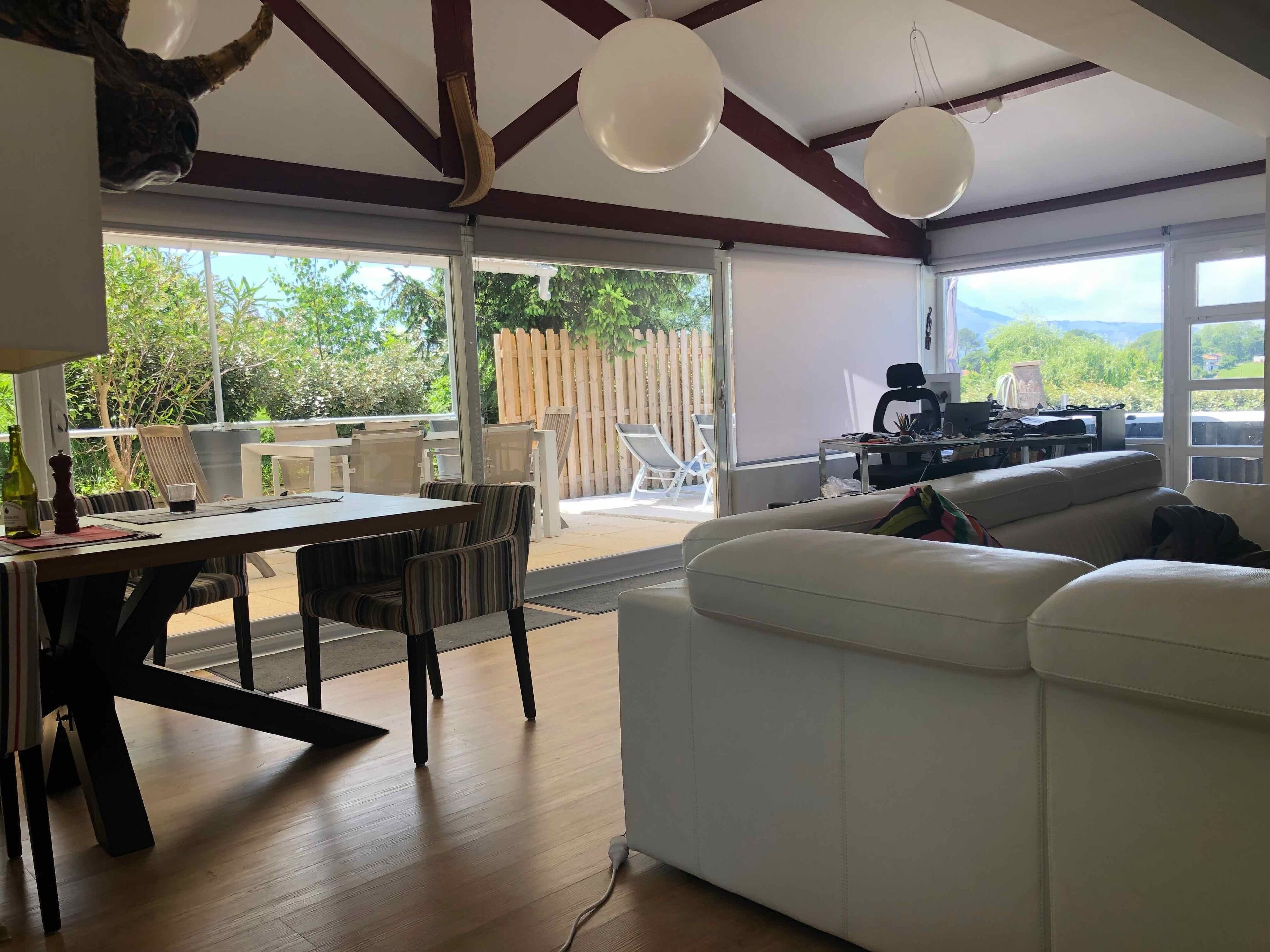 Televisie, videospelletjes, een dvd-speler en een tafeltennistafel