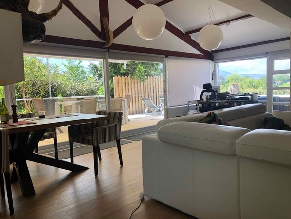 Télévision, jeux vidéo, lecteur de DVD, table de tennis de table