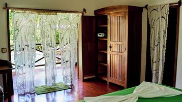 3 dormitorios, caja fuerte, tabla de planchar con plancha