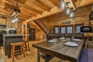 Dining - Chardonnay River Chalet (Ellijay)