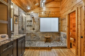 Haartrockner, Handtücher, Shampoo