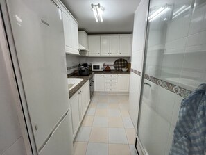 Réfrigérateur, micro-ondes, four, cafetière/bouilloire