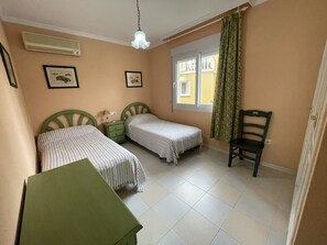 2 bedrooms, iron/ironing board, bed sheets - Nice duplex bungalow in Marina Azul next to the beach (Denia)