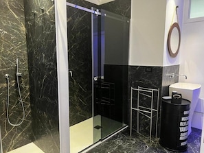 Dusche, Haartrockner, Bidet, Handtücher
