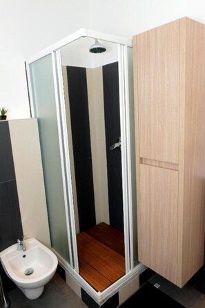 Douche, sèche-cheveux, bidet, serviettes fournies