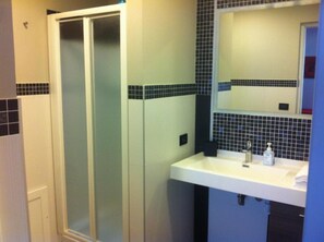 Shower, hair dryer, bidet, towels - House The Arches Apartment with 2 bedrooms (Balestrate)