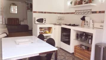 Frigorífico, microondas, horno y hervidor eléctrico