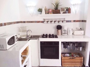 Een koelkast, een microgolfoven, een oven, een waterkoker