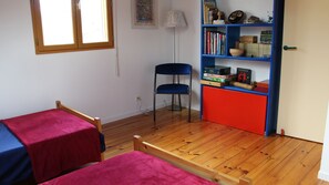 3 chambres, bureau, fer et planche à repasser, accès au Wi-Fi (inclus)