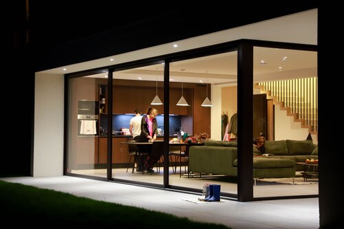 Spacious Modern House with Private Pool & Garden – Perfect for 12 Guests