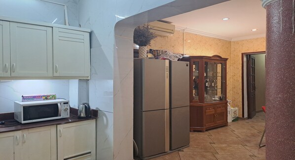 Tủ lạnh, lò vi sóng, bếp nấu, máy rửa bát