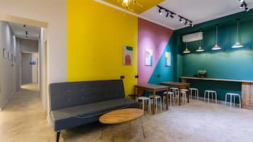 Frigorífico grande, microondas, horno y placa de cocina