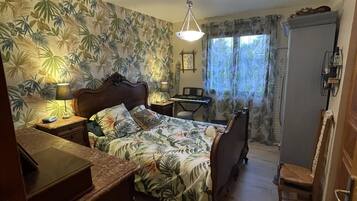 Classic Double Room (Jungle) | Desk, iron/ironing board, free WiFi, bed sheets