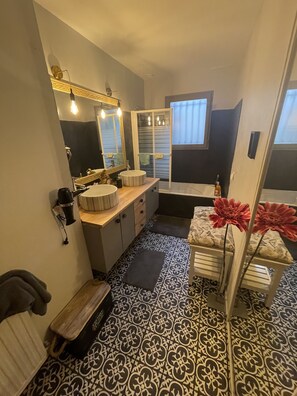 Amenidades de baño gratuitas, secadora de cabello, pantuflas, toallas 