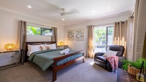 3 slaapkamers, een strijkplank/strijkijzer, gratis wifi, beddengoed