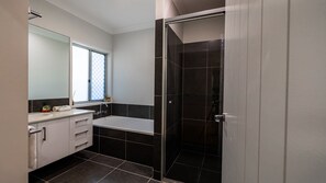 Een douche, een haardroger, handdoeken