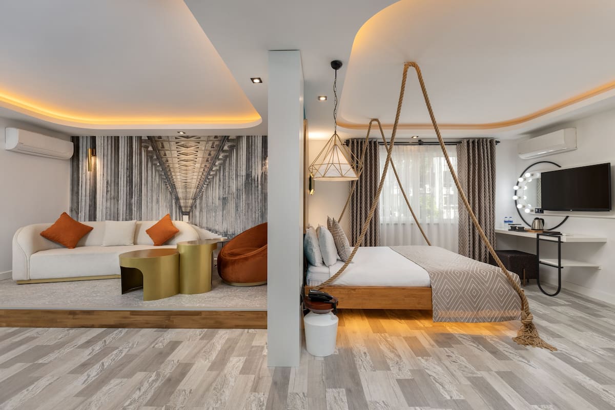 VIP Deluxe Room | 1 bedroom, premium bedding, minibar, in-room safe