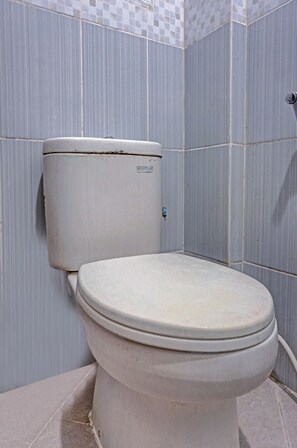 Standard Double Room | Bathroom - Capital O 90558 House Of Livina (Jakarta)