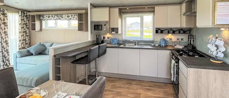 Fridge, oven, stovetop, dishwasher