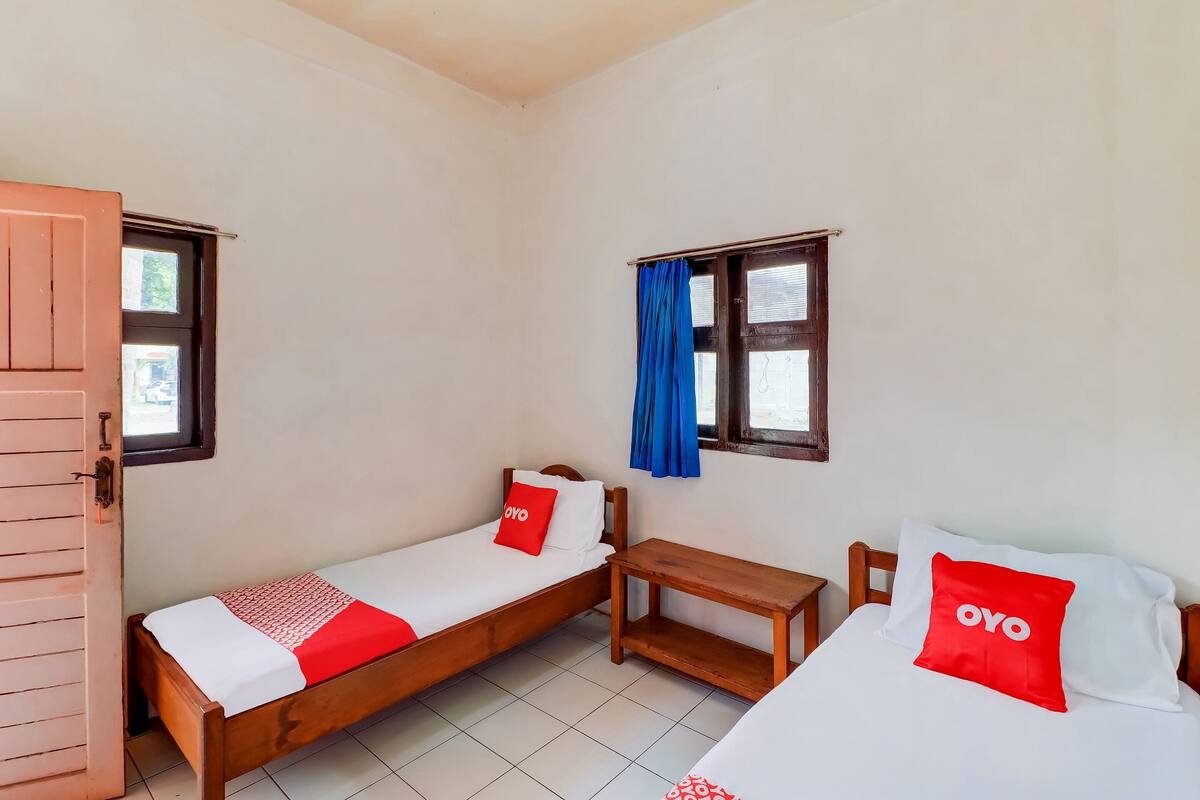 Laptop workspace, free WiFi, bed sheets