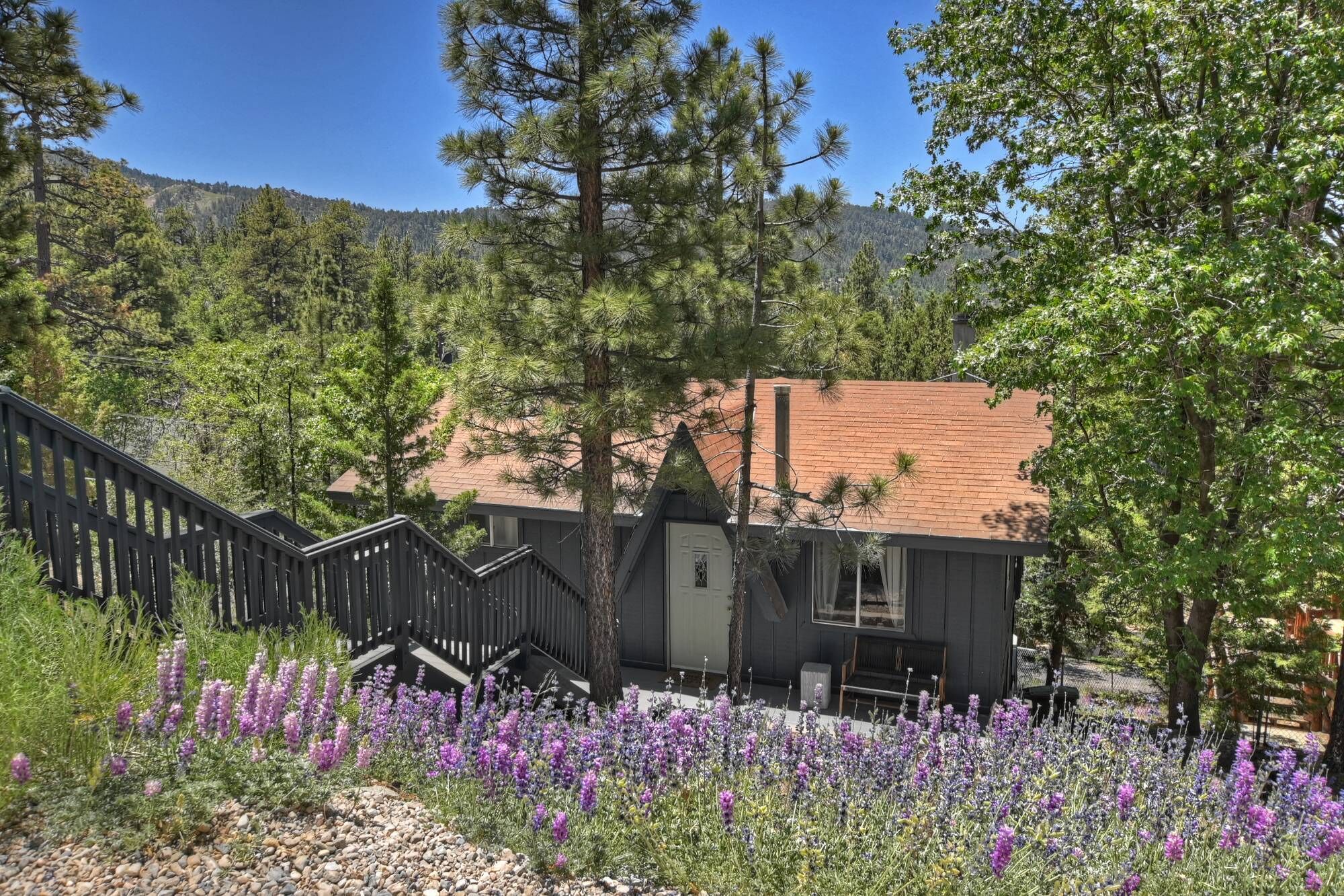 Serene Pines By Destination Big Bear: Pet Friendly! Peekaboo Views of the Lake! Air Hockey Gametable(Photo coming soon)! Close to Bear Mountain, Zoo and Golf Course! Vaulted Ceilings! Wood Flooring Throughout!