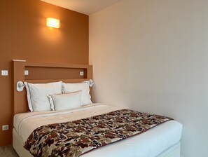 5 bedrooms, desk, iron/ironing board, travel cot