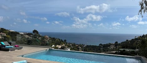 Utendørsbasseng og et oppvarmet basseng