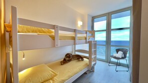 5 Schlafzimmer, Schreibtisch, Bügeleisen/Bügelbrett, Reisekinderbett