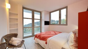 5 Schlafzimmer, Schreibtisch, Bügeleisen/Bügelbrett, Reisekinderbett