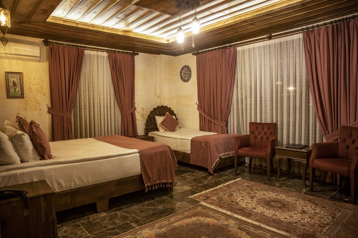 Deluxe Triple Room (Private Garden) | Ropa de cama de alta calidad, minibar, escritorio
