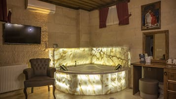 Exclusive Room without Window (Jacuzzi) | Sengetøy av topp kvalitet, minibar, individuelt dekorert og skrivebord