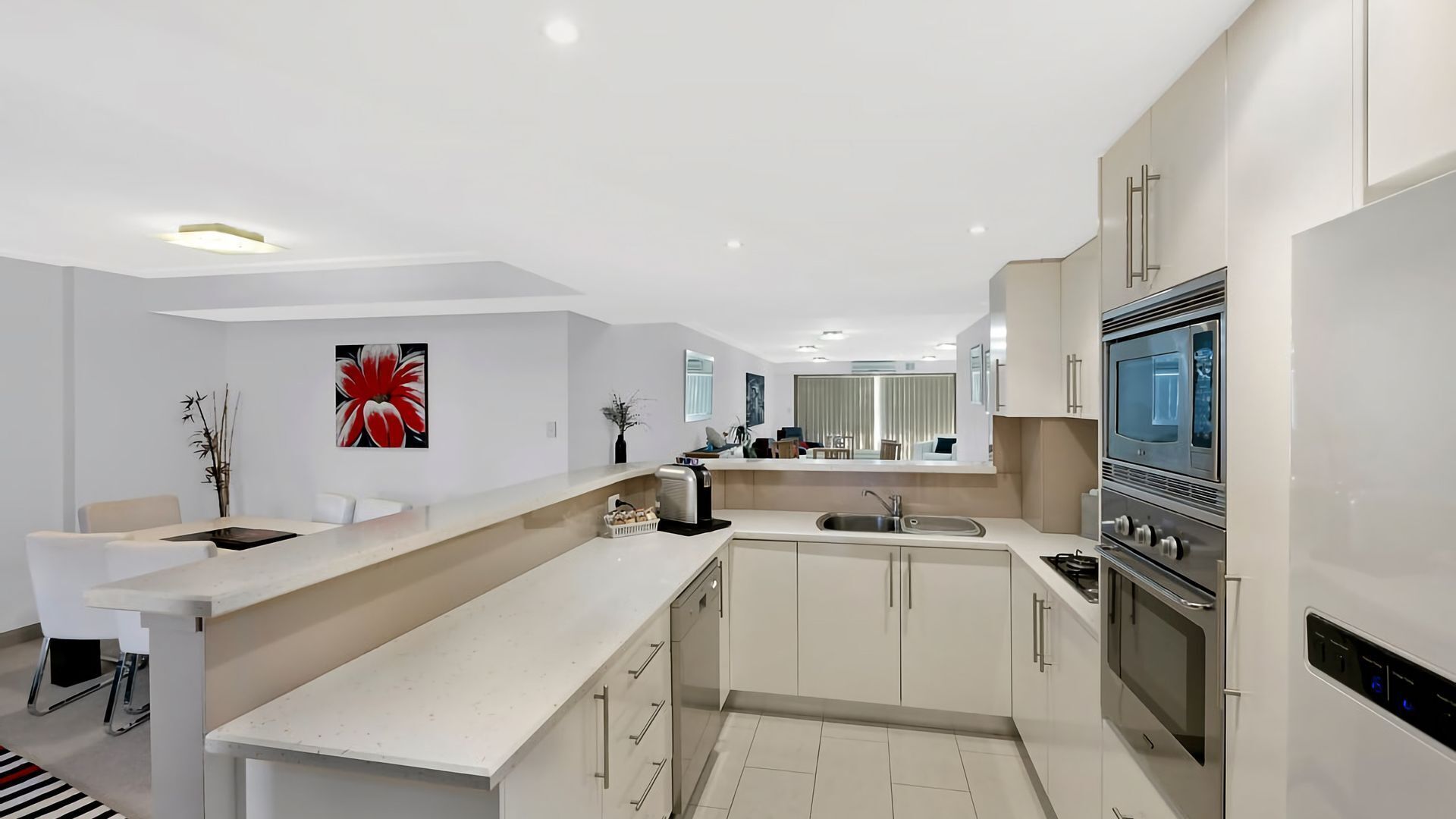 Réfrigérateur, micro-ondes, four