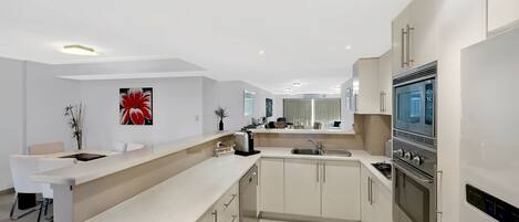 雪櫃、微波爐、焗爐