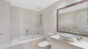 Combined shower/bathtub, towels