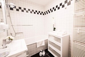 Hårtørrer, håndklæder, Sæbe, Toiletpapir