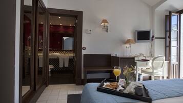 SĂšche-cheveux, bidet, serviettes fournies, savon